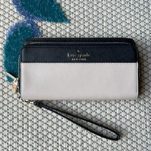 Kate Spade Staci Large Carryall Wristlet
WARM BEIGE MULTI